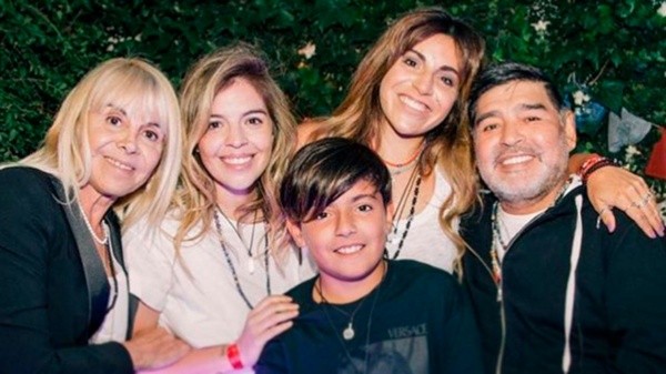 Diego Maradona y Claudia Villafañe con sus hijas y su nieto. Foto: (@claudiavillafaneok)