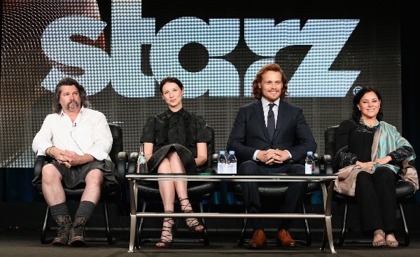 Diana Gabaldón junto a los protagonistas de Outlander. Foto: (Getty)