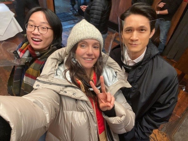 Los protagonistas de Qué difícil es el amor. Foto: (Netflix)