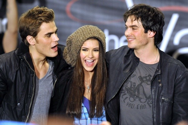 Nina Dobrev junto a Paul Wesley e Ian Somerhalder. Foto: (Getty)