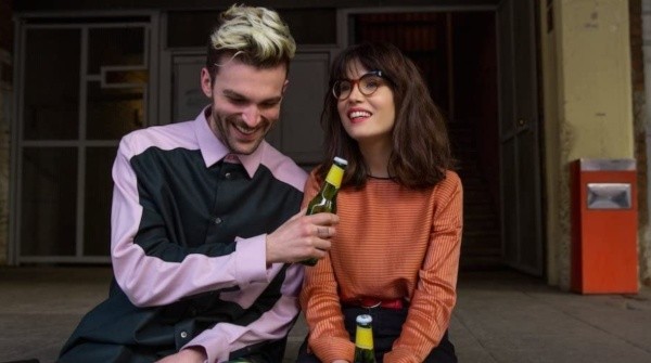 Tio y Alice en la serie. Foto: (IMDB)