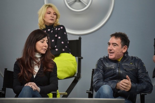 Álex Pina y Esther Martínez Lobato junto a Najwa Nimri. Foto: (Netflix)