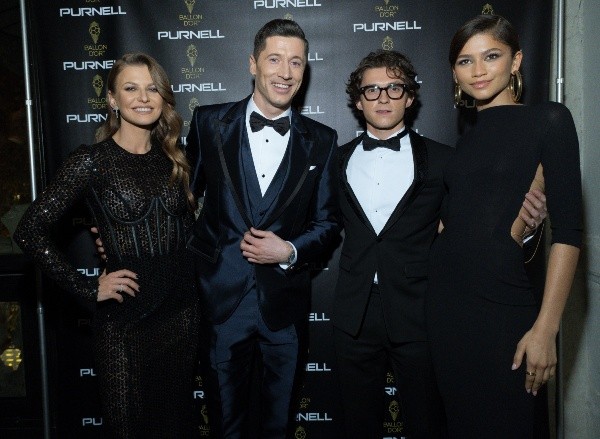 Tom Holland y Zendaya junto a Robert Lewandowski y su esposa. Foto: (Sony)