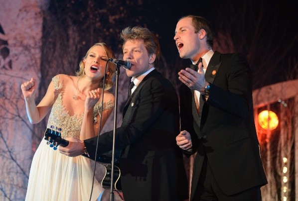 El Príncipe William con Jon Bon Jovi y Taylor Swift. Foto: (Getty)