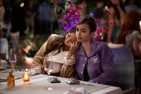 Lily Collins y Ashley Park. Foto: (Netflix)