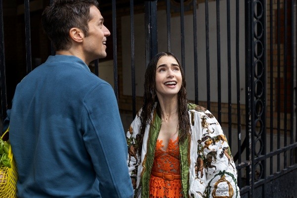 Lily Collins y Lucas Bravo se declararon grandes amigos. Foto: (Netflix)