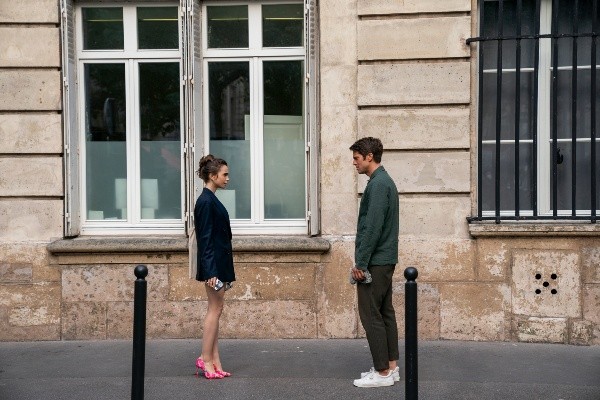 Lily Collins y Lucas Bravo en Emily in Paris 2. Foto: (Netflix)
