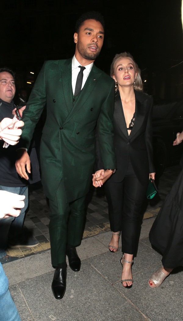 Regé-Jean Page y Emily Brown. Foto: (Getty)