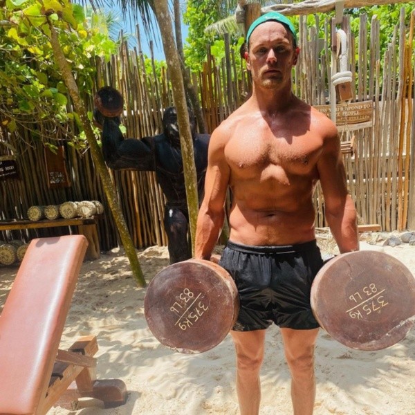 Sam Heughan entrenando en la playa. Foto: (@samheughan)