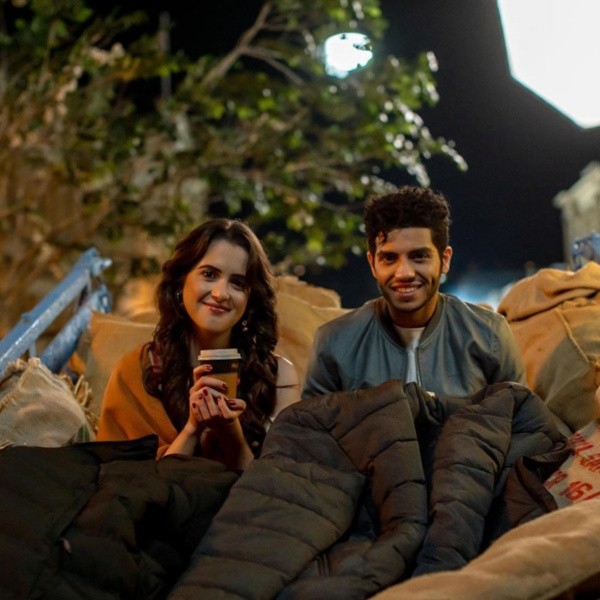 Laura Marano y Mena Massoud en el detrás de cámaras. Foto: (@lauramarano)