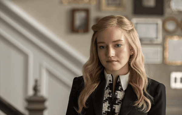 Julia Garner en ‘Inventing Anna’. Fuente: (Imbd)