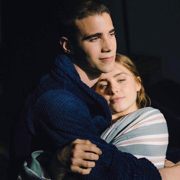 Clara Galle y Julio Peña en el detrás de escena. Foto: (@claragalle)