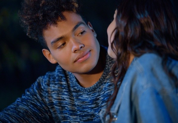 Víctor Varona junto a Abril Di Yorio. Foto: (Netflix)