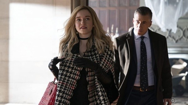 Julia Garner interpretando a Anna Sorokin. Foto: (Netflix)