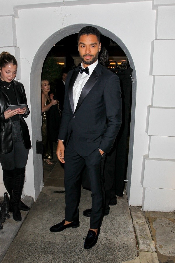 Regé-Jean Page llegando a la cena de los BAFTA. Foto: (Getty)