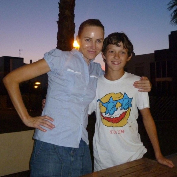 Tom Holland junto a su madre de pequeño. Foto: (@tomholland2013)