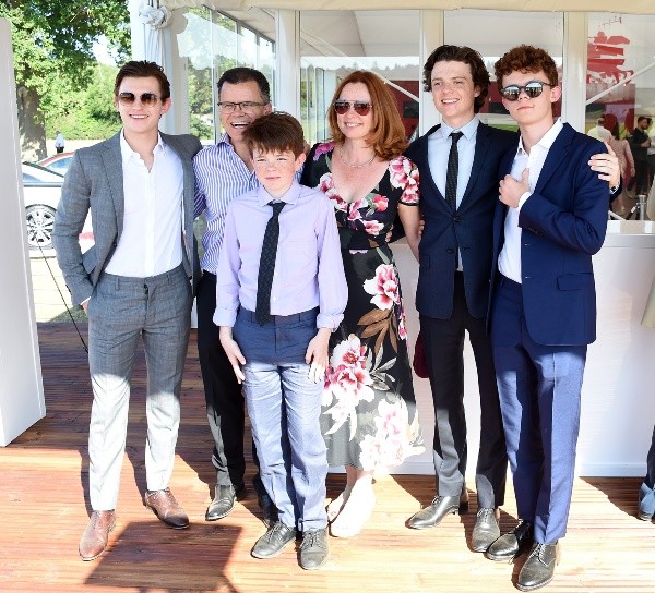 Tom Holland con su familia. Foto: (Getty)