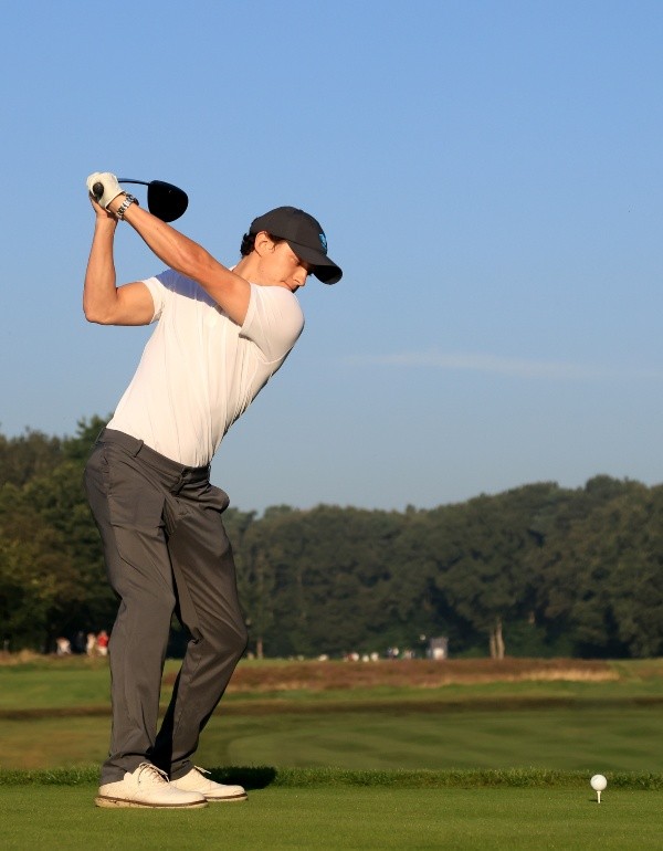 Tom Holland jugando al golf. Foto: (Getty)