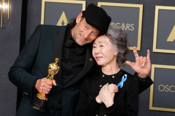 Troy Kotsur yYoun Yuh-jung en los Oscar 2022 (Foto: IMDb)