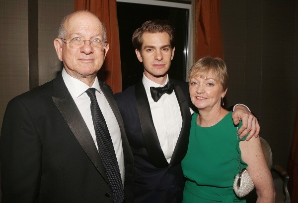Andrew Garfield junto a sus padres. Foto: (Getty)