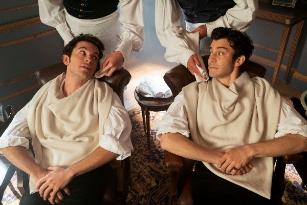 Jonathan Bailey y Luke Thompson en Bridgerton 2. Foto: (Netflix)