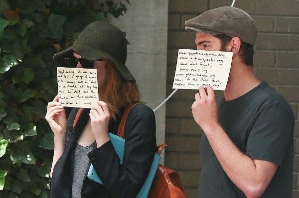Andrew Garfield y Emma Stone se burlaban de esta manera de los paparazzis. Foto: (Getty)