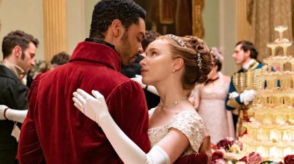 Phoebe Dynevor y Regé Jean Page en la piel de los duques de Hastings. Foto: (IMDB)