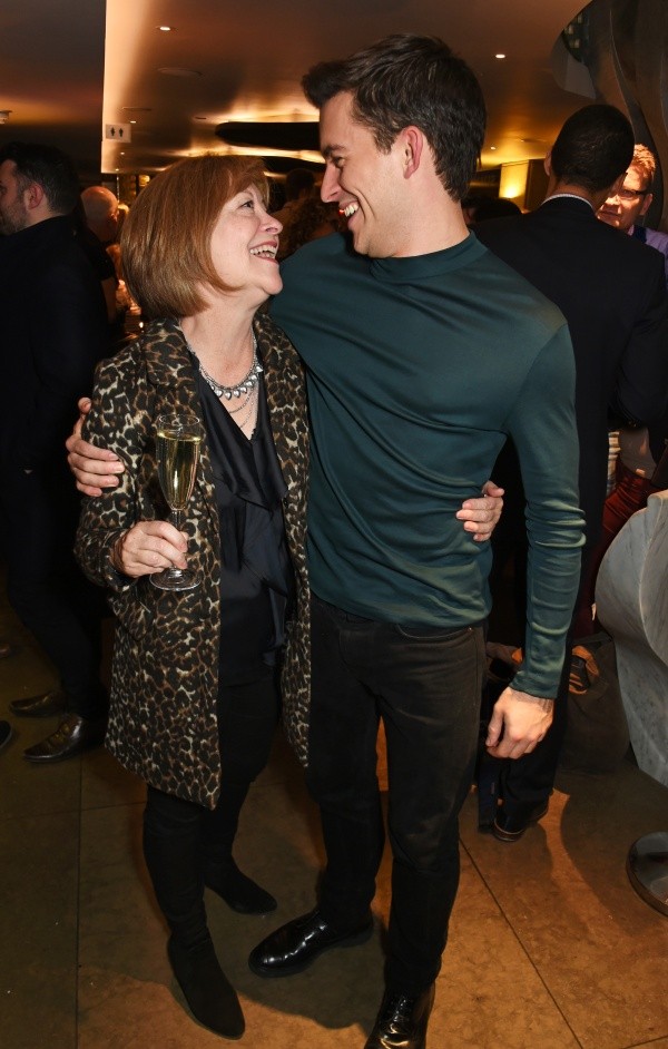 Jonathan Bailey con su madre. Foto: (Getty)