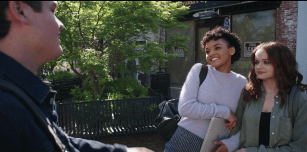 Tessa es ayudada por su mejor amiga. Fuente: (Imbd)