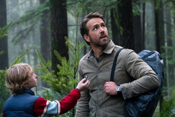 Walker Scobell y Ryan Reynolds en The Adam Project. Foto: (Netflix)