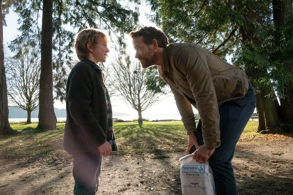 Ryan Reynolds y Walker Scobell en The Adam Project. Foto: (Netflix)