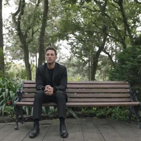 Sebastián Zurita en Cómo sobrevivir Soltero 1. Foto: (@comosobrevivirsoltero)