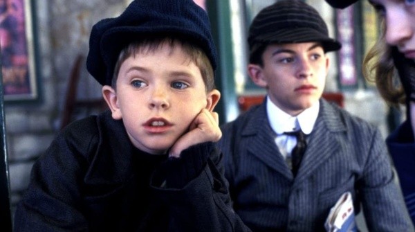 Jonathan Bailey en 5 chicos &amp; esto con Freddie Highmore. Foto: (IMDB)