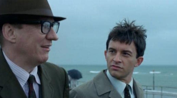 Jonathan Bailey en Un Océano entre Nosotros. Foto: (IMDB)