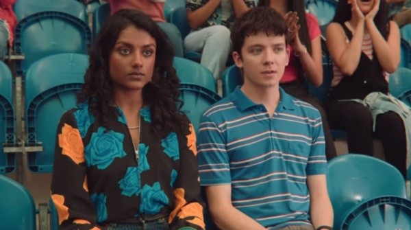 Simone Ashley en Sex Education con Asa Butterfield. Foto: (IMDB)