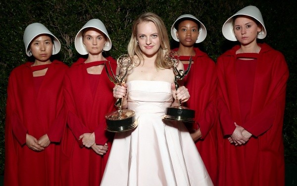 elisabeth moss the handmaid's tale