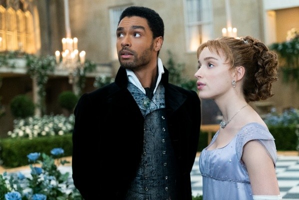 Phoebe Dynevor y Regé-Jean Page en Bridgerton. Foto: (Netflix)