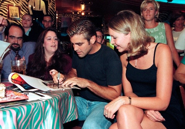 George Clooney junto a las fans.