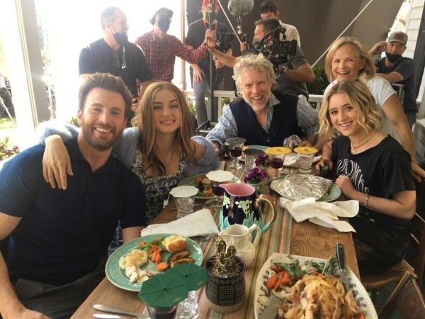 El equipo de Ghosted durante el rodaje. Foto: (@chrisevans)