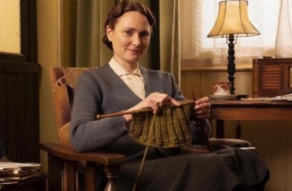 Anna Madaley como la Sra. Hall (Foto: IMDb)