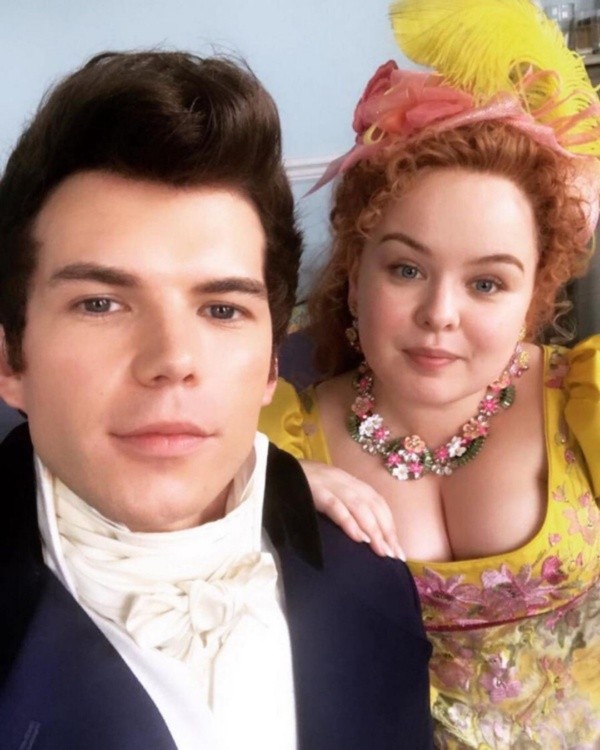 Luke Newton y Nicola Coughlan. Foto: (@lukenewtonuk)