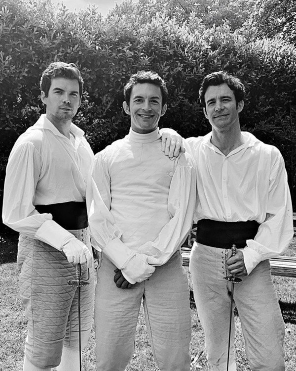 Colin, Anthony y Benedict durante el rodaje. Foto: (@bridgertonnetflix)