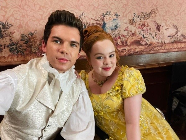 Luke Newton y Nicola Coughlan. Foto: (@lukenewtonuk)