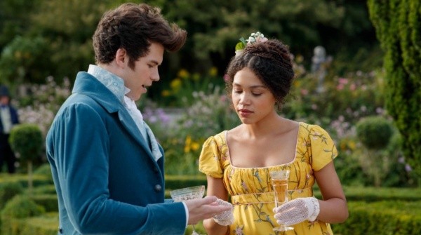 Ruby Barker junto a Luke Newton en Bridgerton. Foto: (IMDB)