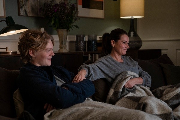 Sidse Babett Knudsen junto a Lucas Lynggaard Tønnesen (Foto: Netflix)