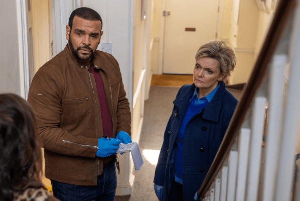 Rob Brady y Sharon Small (Foto: Acorn TV)