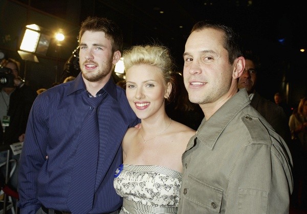 Chris Evans, Scarlett Johansson y Brian Robbins en 2004 (Getty). 