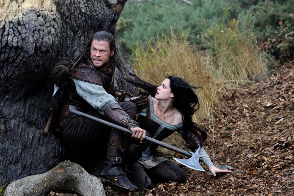 Chris Hemsworth y Kristen Stewart en Blanca Nieves y el Cazador (IMDb).