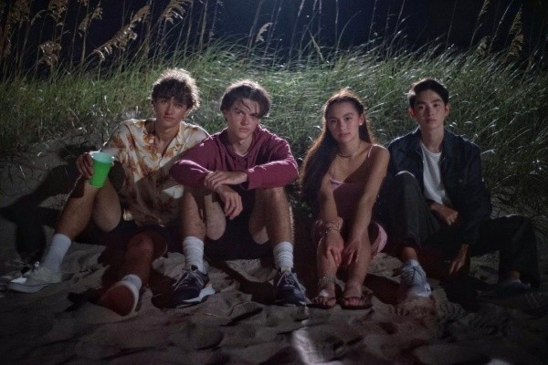 Los protagonistas de El verano en que me enamoré. Foto: (Prime Video)