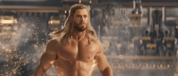 Chris Hemsworth protagoniza Thor: Love and Thunder (IMDb).